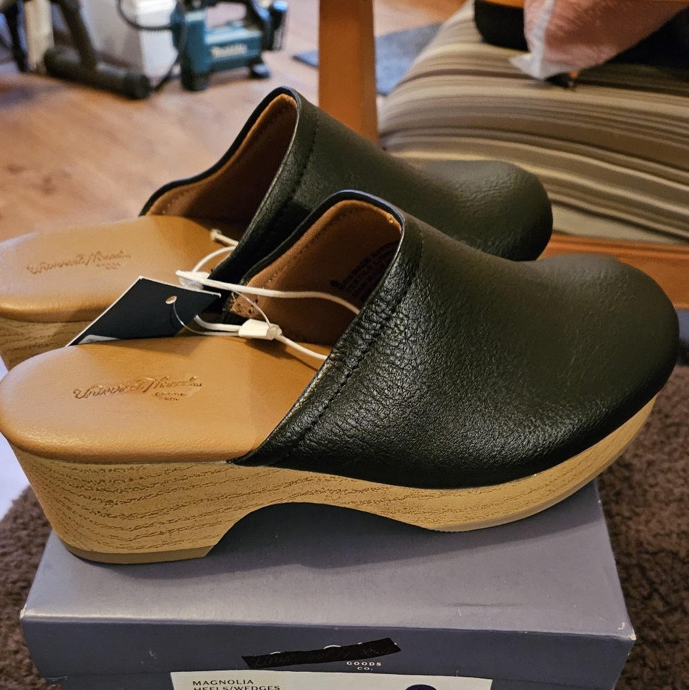 Universal Thread Magnolia Black Clogs